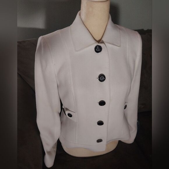 Women's Petit3 Cream Double-Breasted Blazer with many tayloring details. - Picture 1 of 7